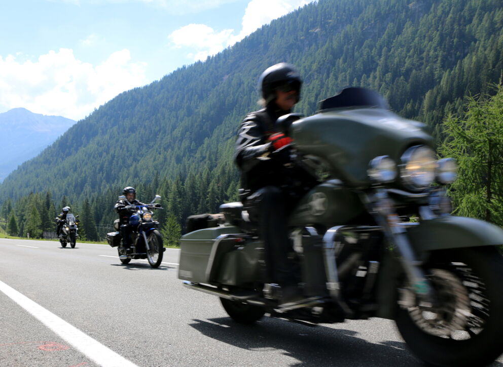 Eine Gruppe macht im Urlaub in Salzburg einen Motorradausflug, 3 Motorräder fahren hintereinander.
