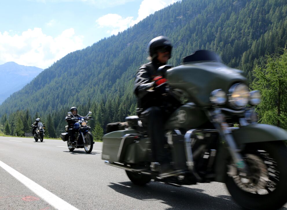 Eine Gruppe macht im Urlaub in Salzburg einen Motorradausflug, 3 Motorräder fahren hintereinander.