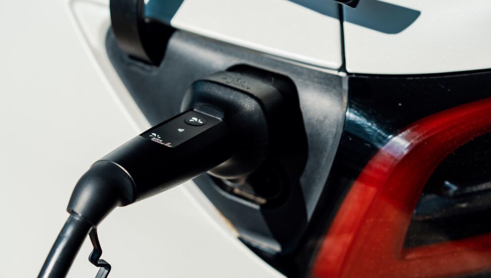 Elektroauto wird an Ladestation aufgeladen für umweltfreundliche Fortbewegung.