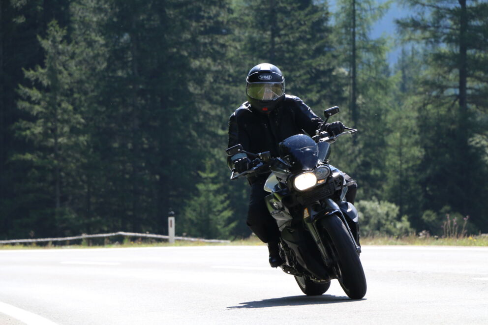 Motorradfahrer auf einer Höhenstraße in Österreich