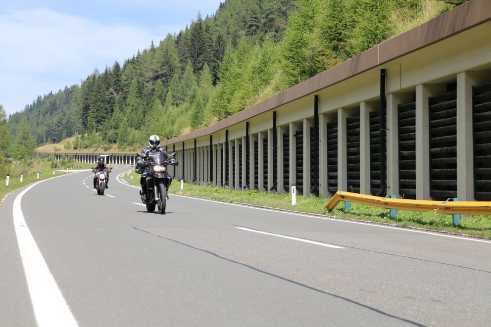 Zwei Motorradfahrer, die in der Region Obertauern im Salzburger Land in der Mitte der Straße fahren., eine beliebte Motorradstrecke in Österreich.