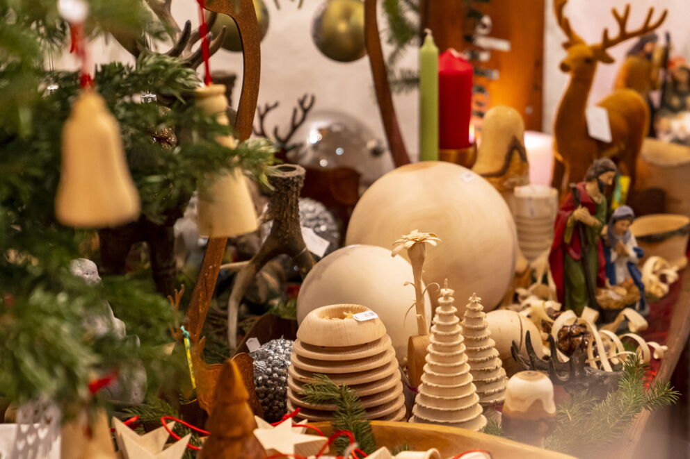 Kunstvolle Holzdekorationen mit traditionellem Charme und weihnachtlichem Flair.