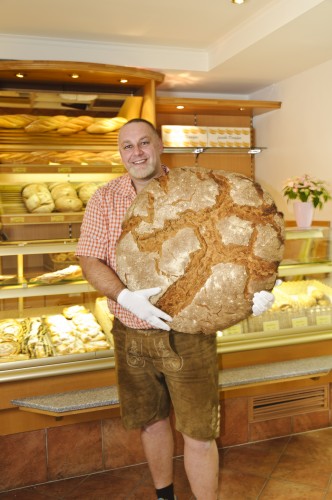 Kräftiger Sportler mit kräftigem Brot