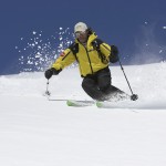 Skifahrer auf der Piste bei Sonnenschein
