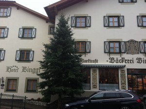 Christbaum vor dem Hotel Binggl