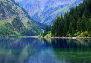 Tief blaugrüner Bergsee in Österreich